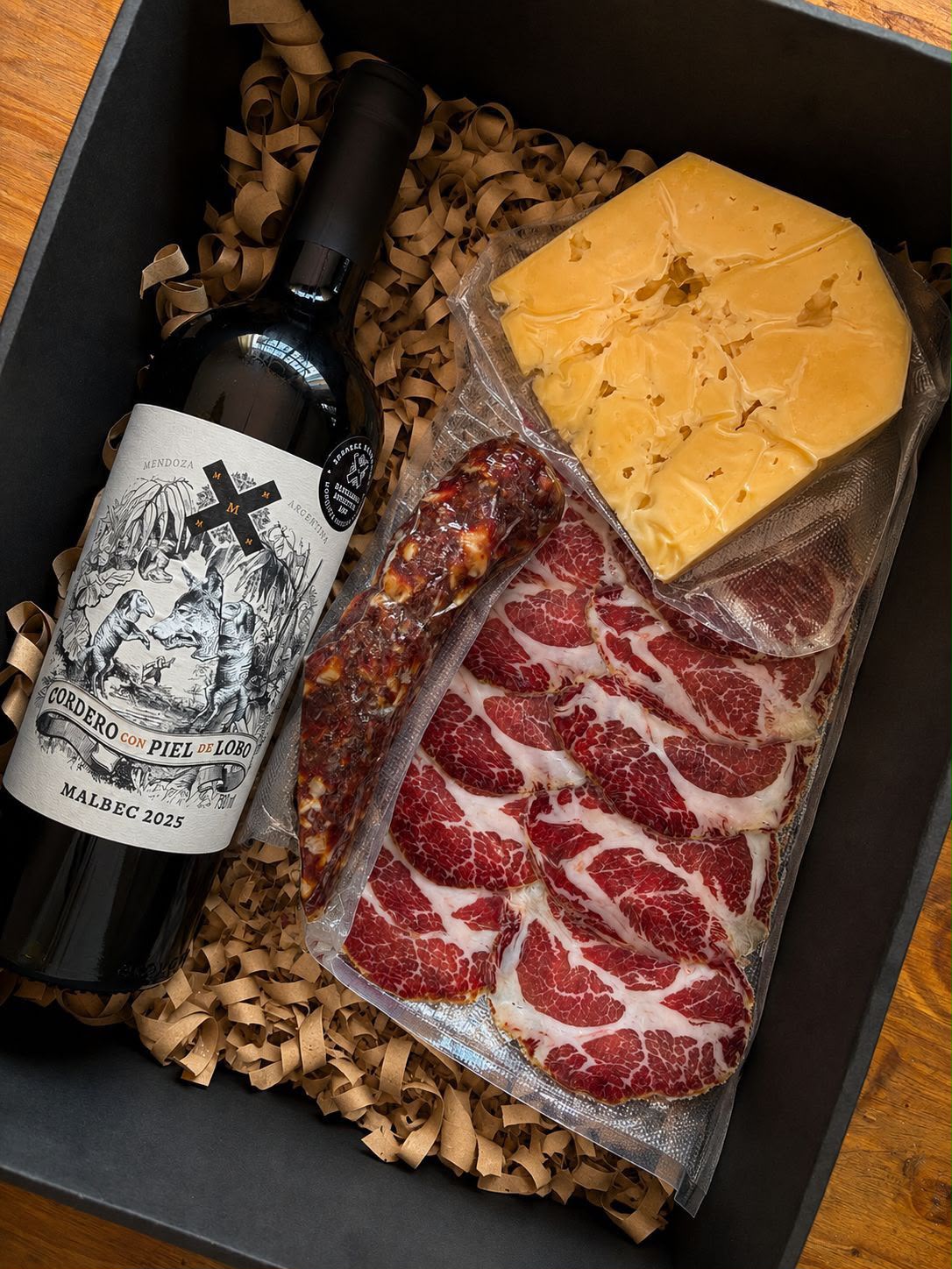 Box de regalo Don Chiche con vino, salame, bondiola y queso casero