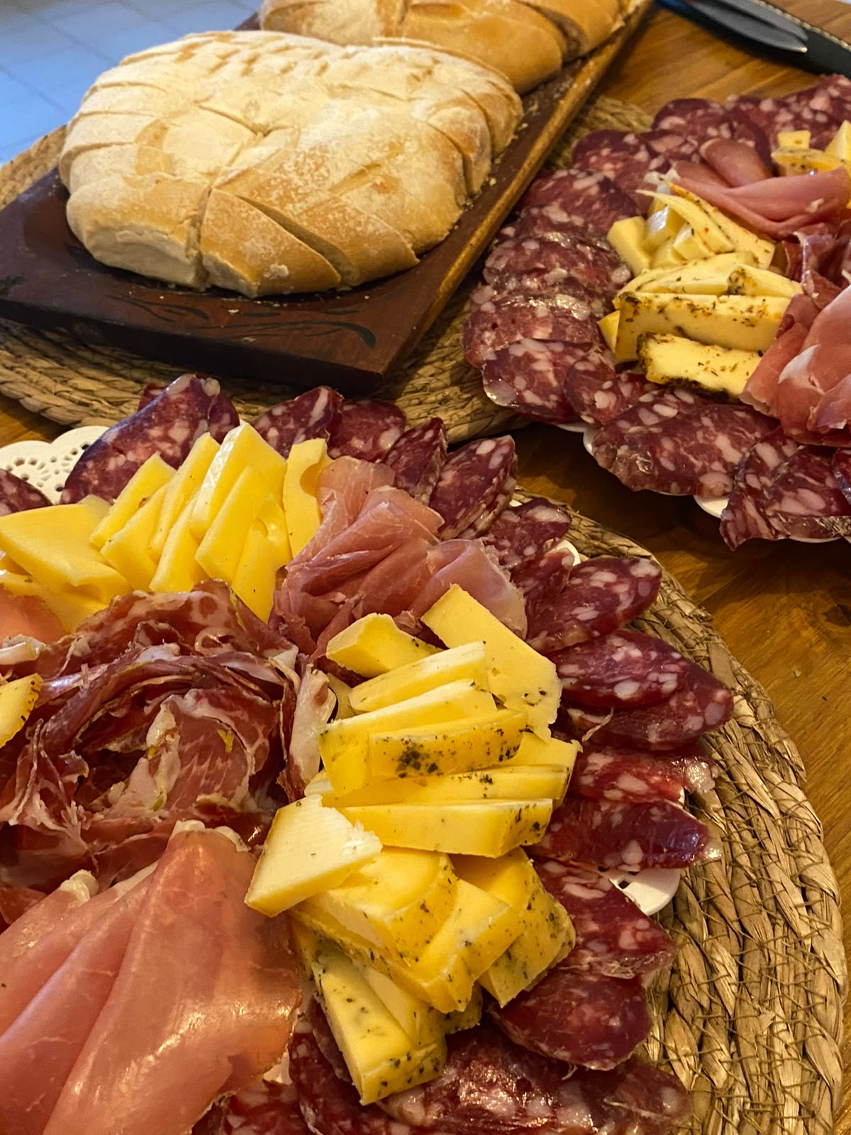 Picadas Don Chiche en Córdoba Capital y Jesús María con salame, jamón crudo, quesos saborizados y panes