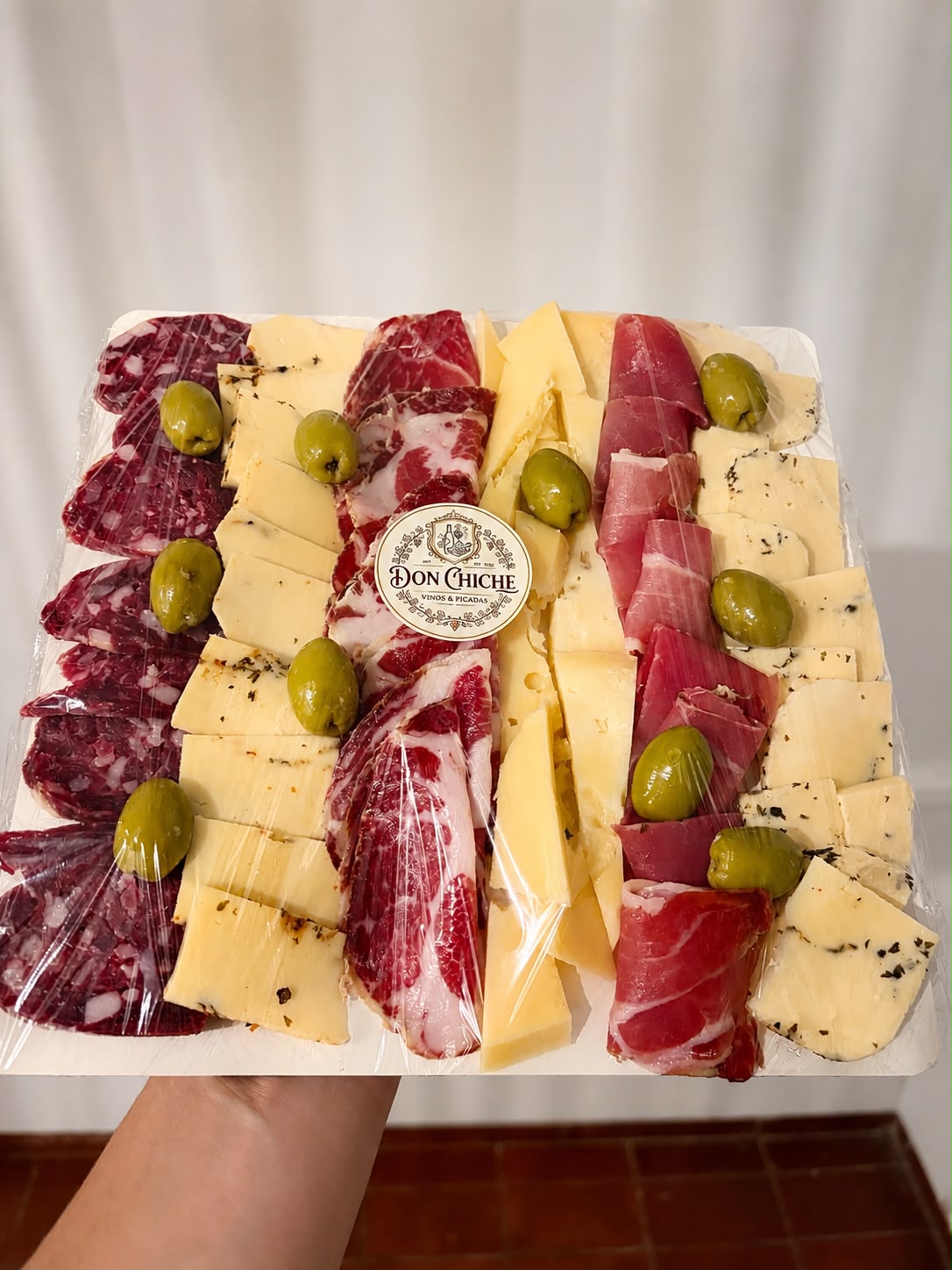 Picada Don Chiche para dos personas con salame, fiambres, quesos saborizados y aceitunas