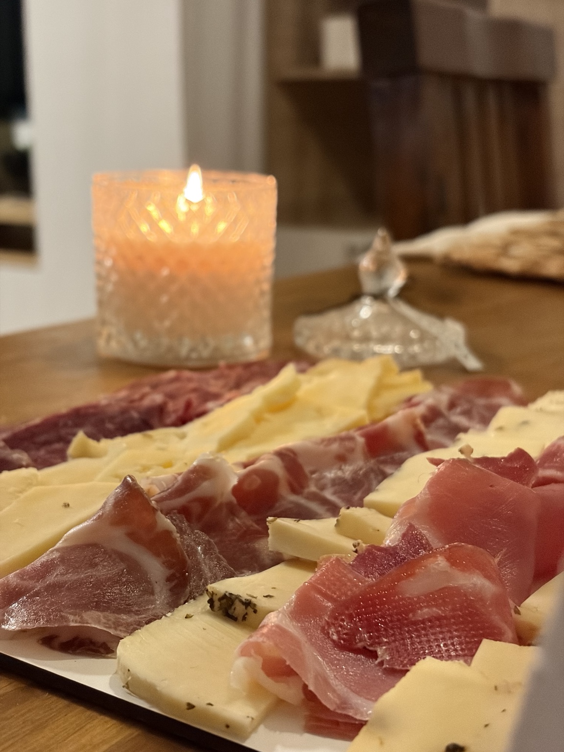 Picada Don Chiche en mesa con vela
