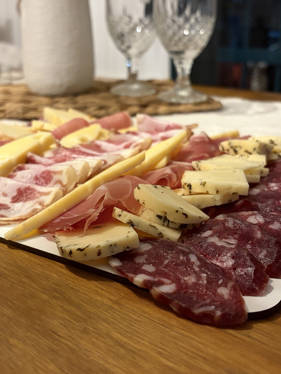 Picada Don Chiche servida en mesa con copas